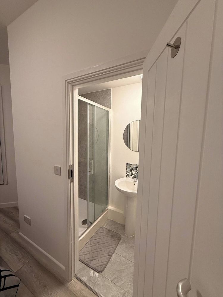 Stylish Dream Home With 4 En-suite Bedrooms House, 4 Bedrooms 6