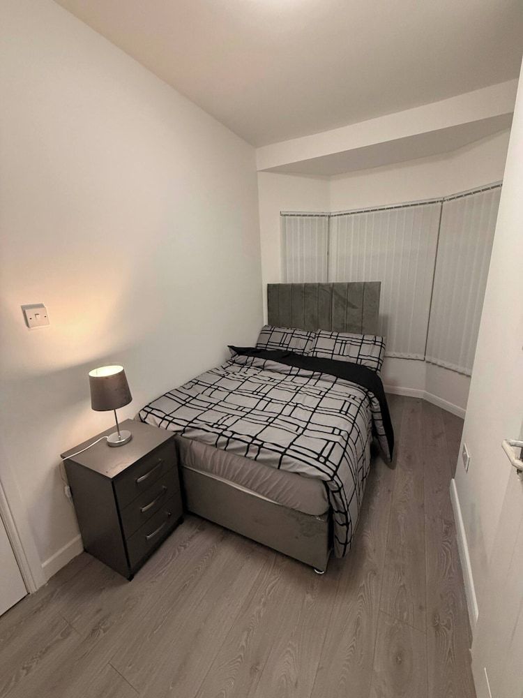 Stylish Dream Home With 4 En-suite Bedrooms House, 4 Bedrooms 4