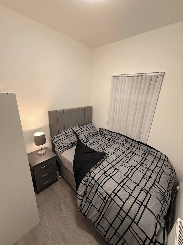 Stylish Dream Home With 4 En-suite Bedrooms House, 4 Bedrooms 2