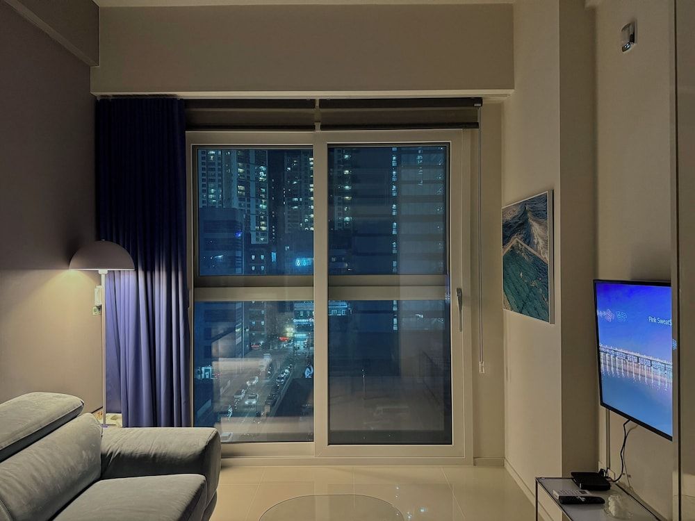 Grape Residence Hotel Standard Double Room, City View 6