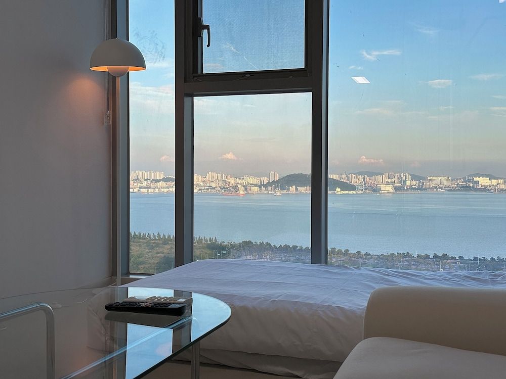 Grape Residence Hotel Deluxe Triple Room, Ocean View 7