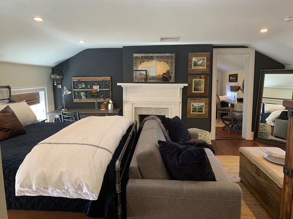 Historic Boyd Harvey House and Grounds 2 Bedroom Home by RedAwning House, 2 Bedrooms 5