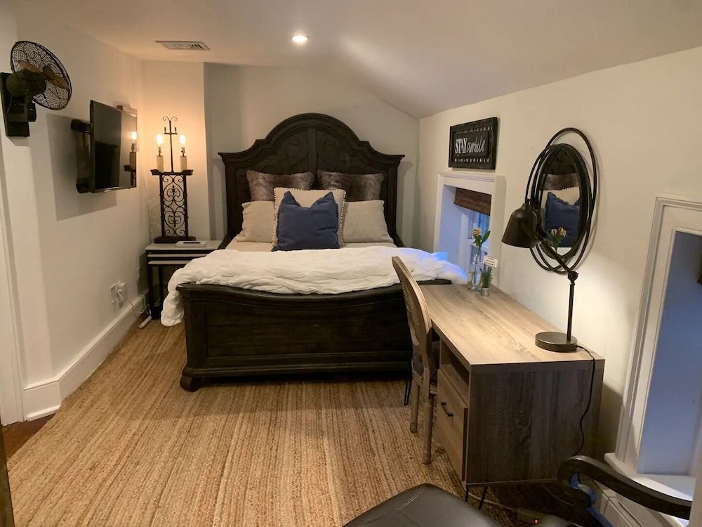 Historic Boyd Harvey House and Grounds 2 Bedroom Home by RedAwning House, 2 Bedrooms