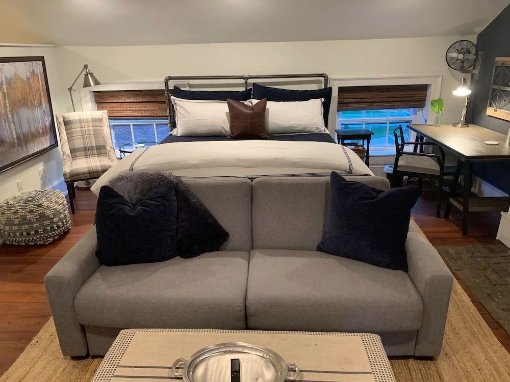 Historic Boyd Harvey House and Grounds 2 Bedroom Home by RedAwning House, 2 Bedrooms 4