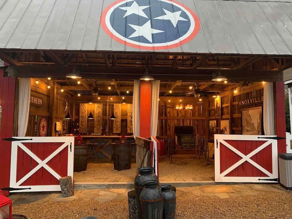 Historic Boyd Harvey House and Grounds 2 Bedroom Home by RedAwning