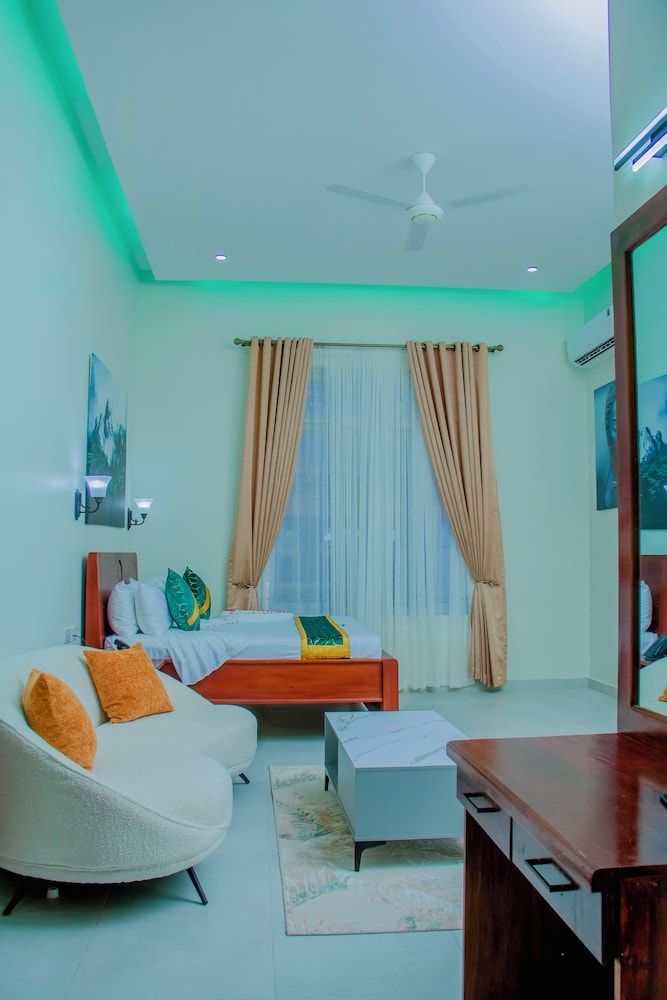 MEGA Lodge Executive Double Room, 1 King Bed 3