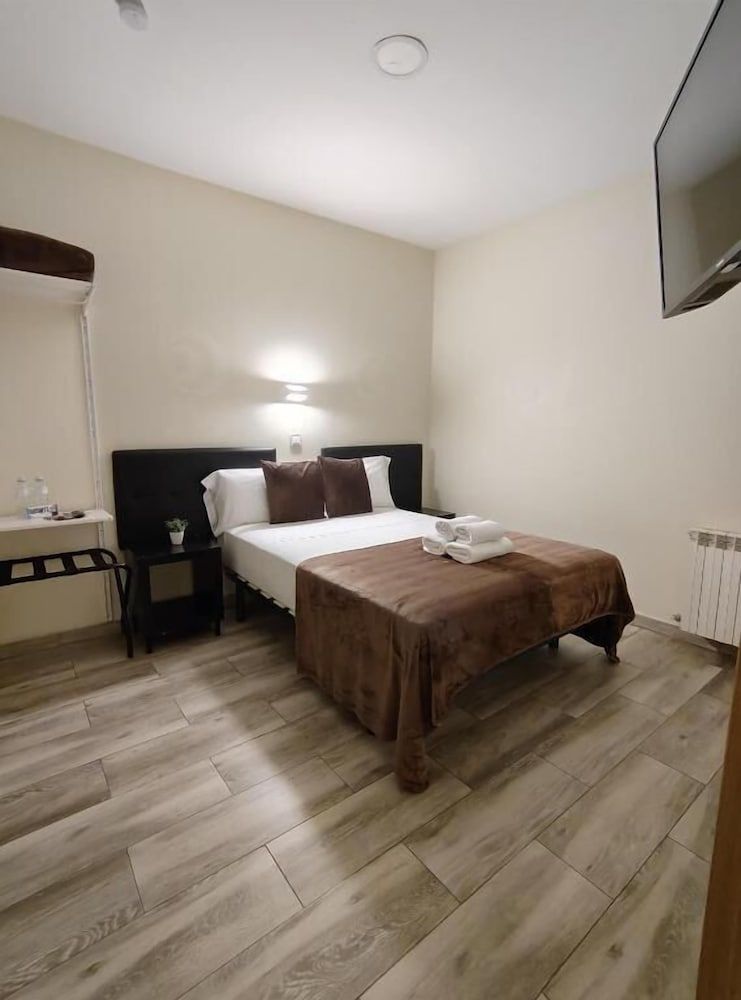 Ch Cruz Madrid Standard Double Room, Courtyard View 3