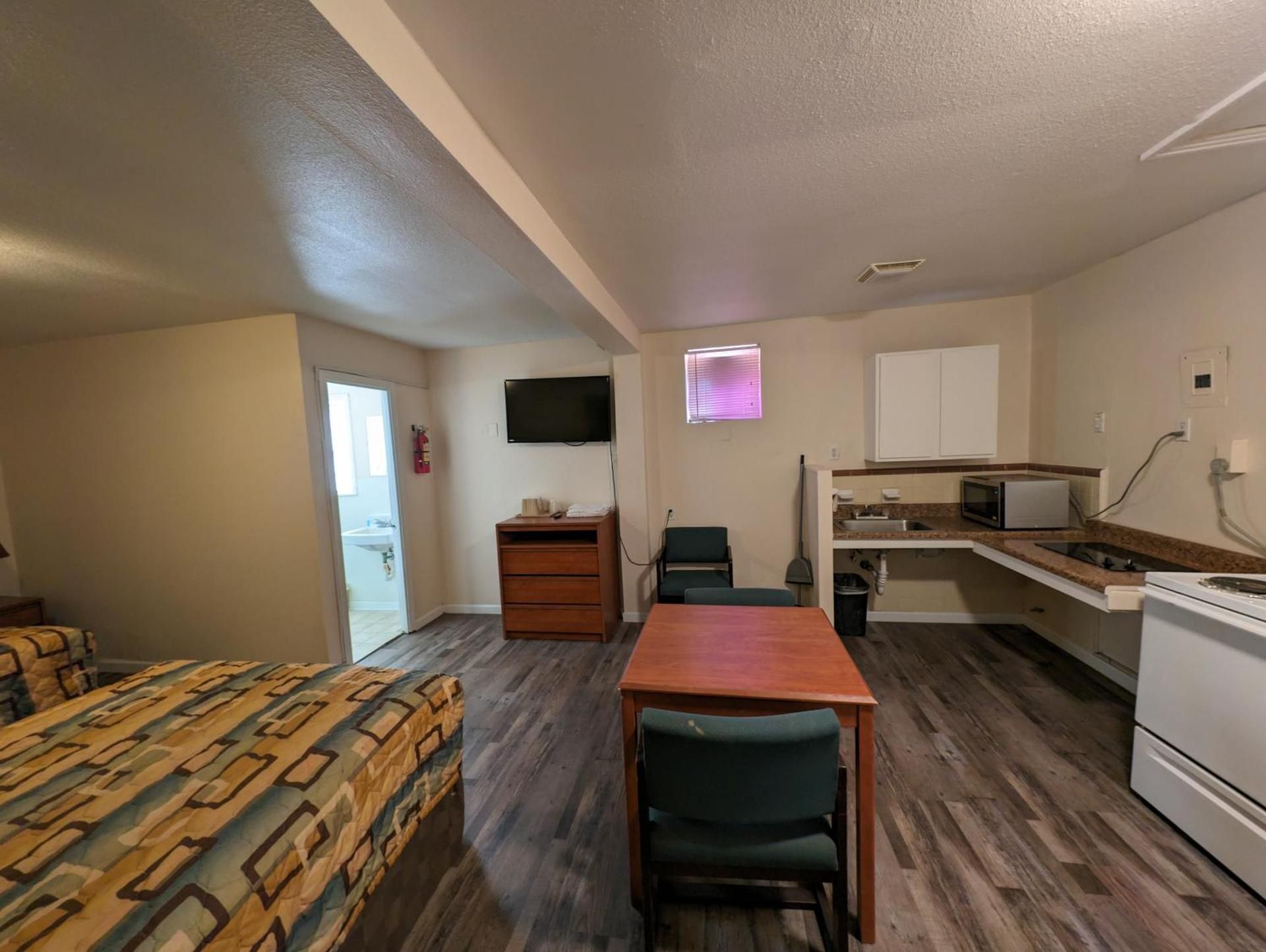 Economy Inn Kingsville 2 Full Beds with Kitchenette 3