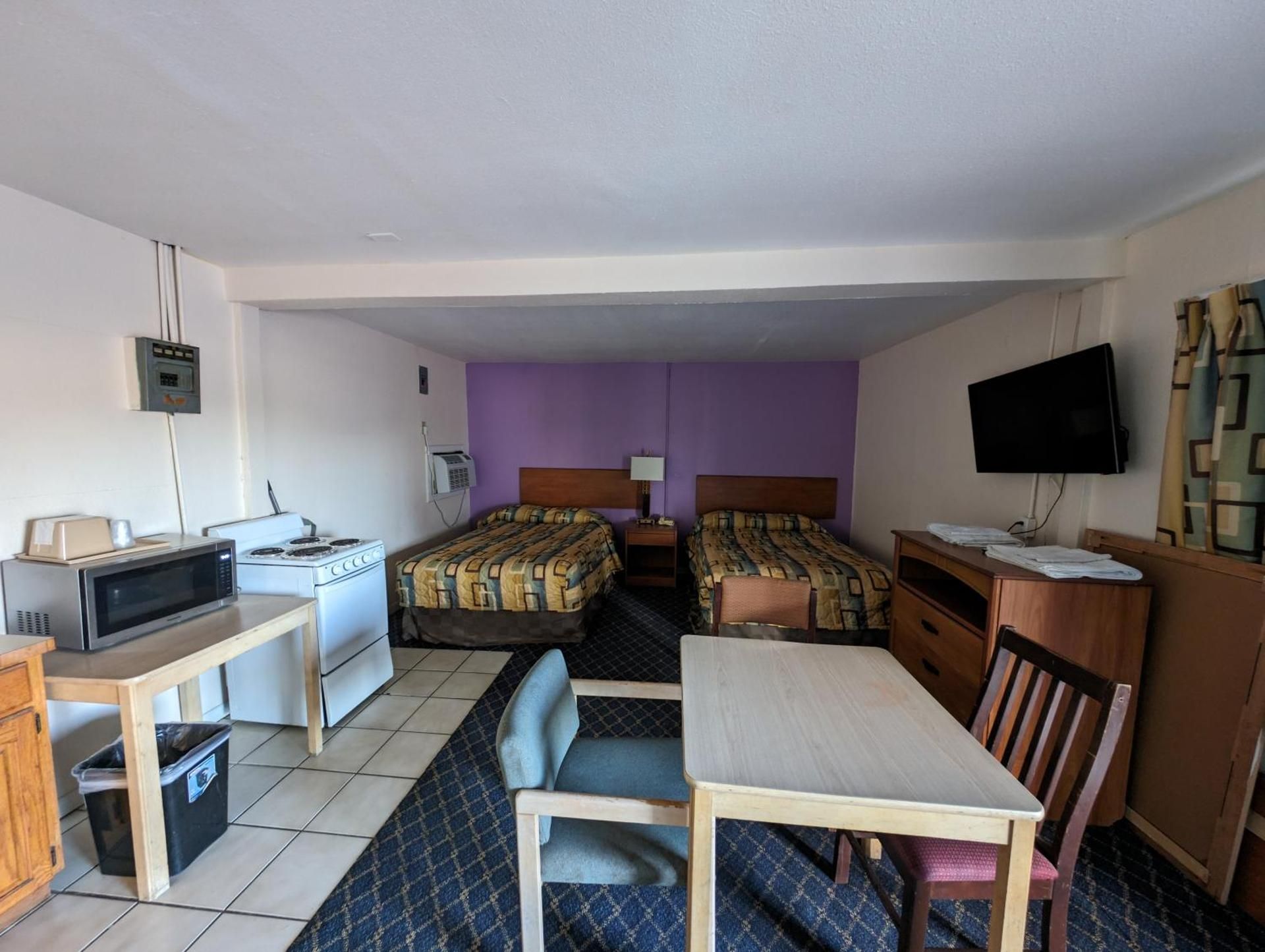 3 Full Bed with Kitchenette