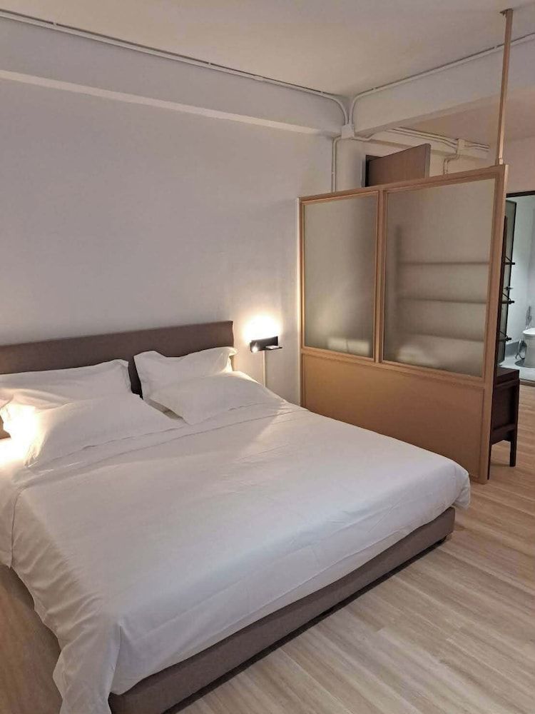 Brown H Deluxe Studio Suite