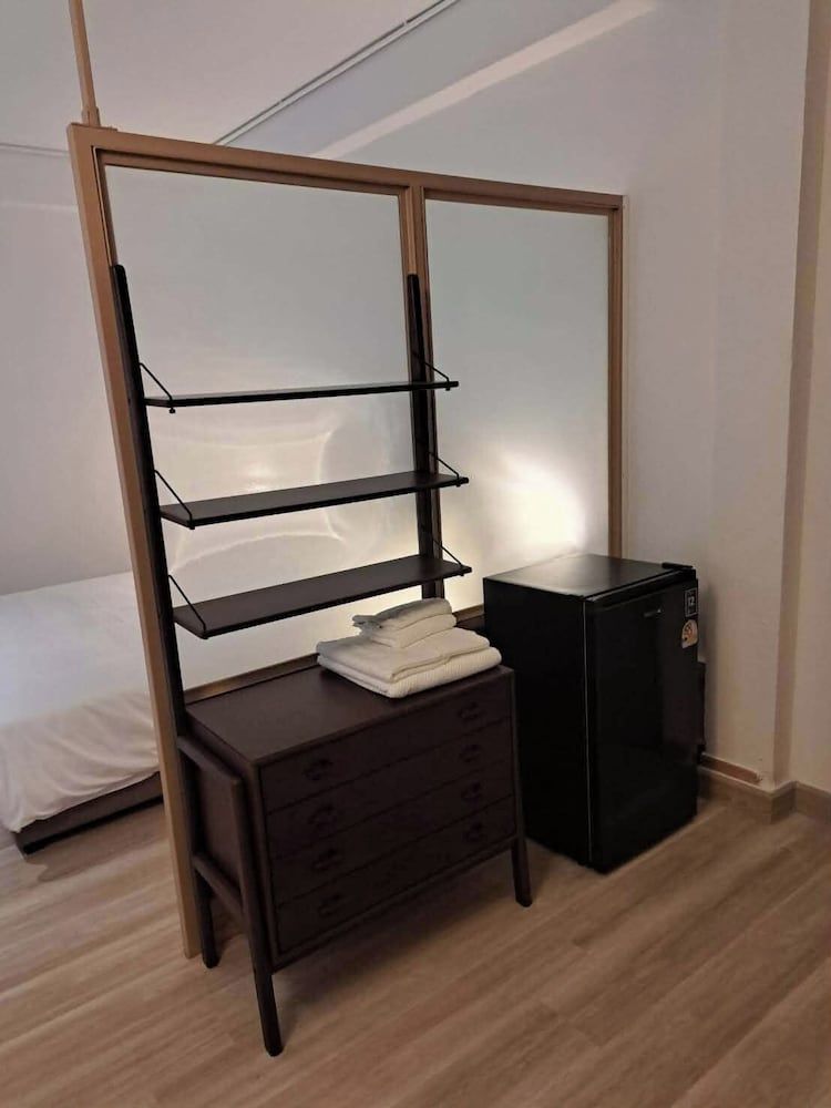 Brown H Deluxe Studio Suite 5