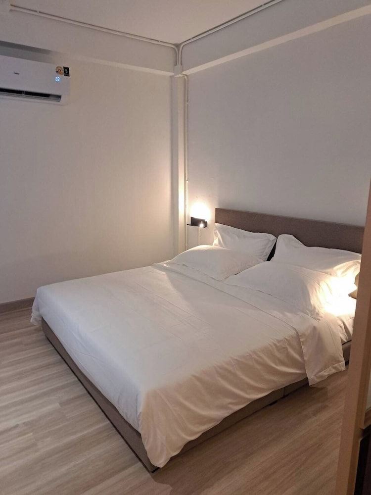 Brown H Deluxe Studio Suite 2