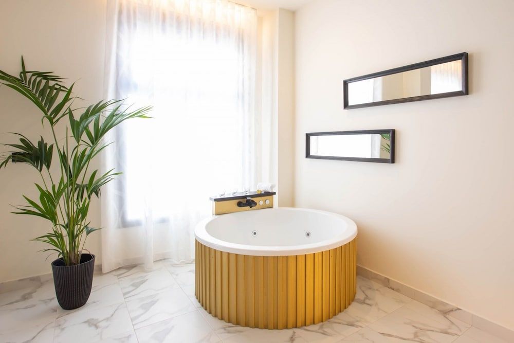 Reina Victoria La Plaza Basic Double Room 5