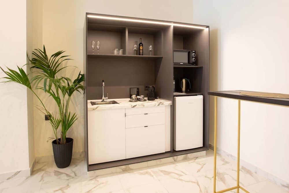 Reina Victoria La Plaza Basic Double Room 7