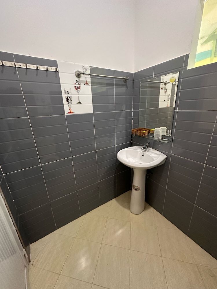 Bungalow Tài Phát Basic Double Room, Balcony, Courtyard View 3