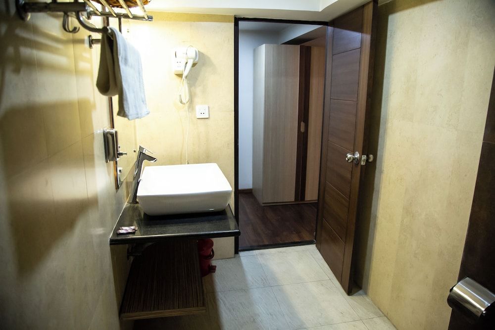 Hotel Traditional Deluxe Room, 1 King Bed 4