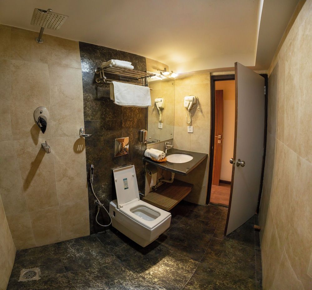 Hotel Traditional Deluxe Twin Room, 2 Twin Beds, Non Smoking 4