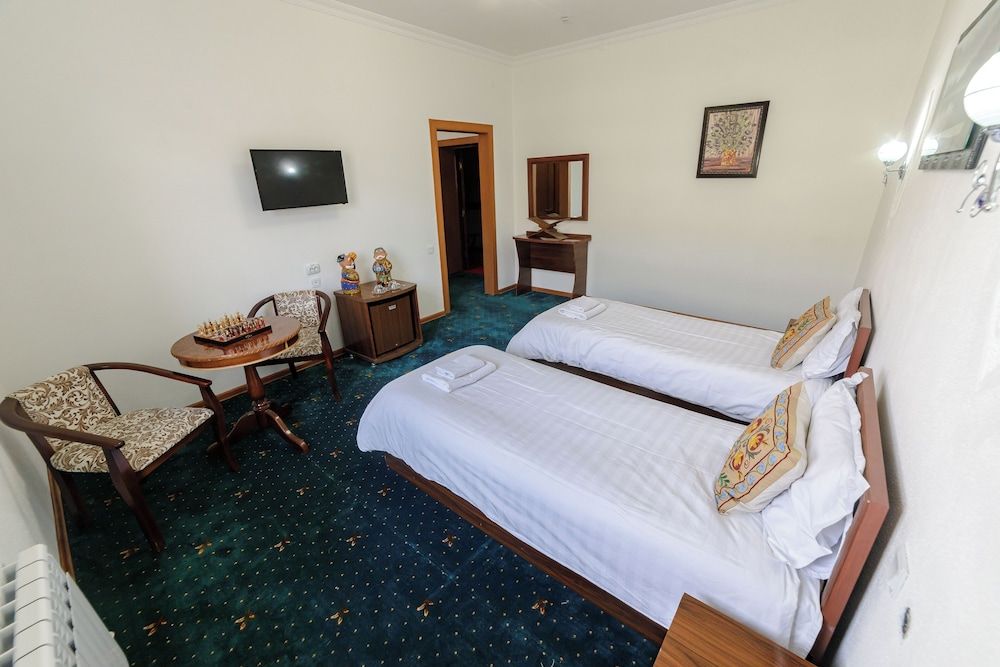 Qibla Tozabog Twin Room