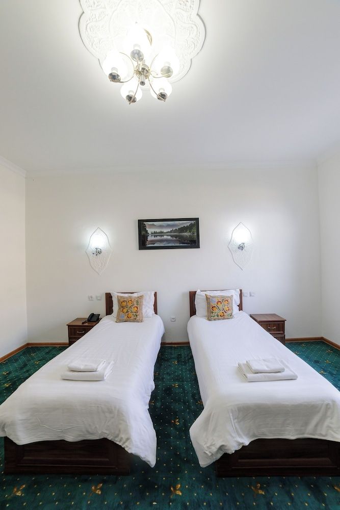 Qibla Tozabog Twin Room 3