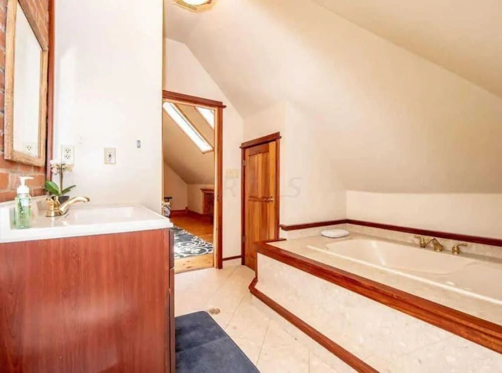 Jungle House Boutique Lofts – Downtown Columbus & Short North Jungle Cabin