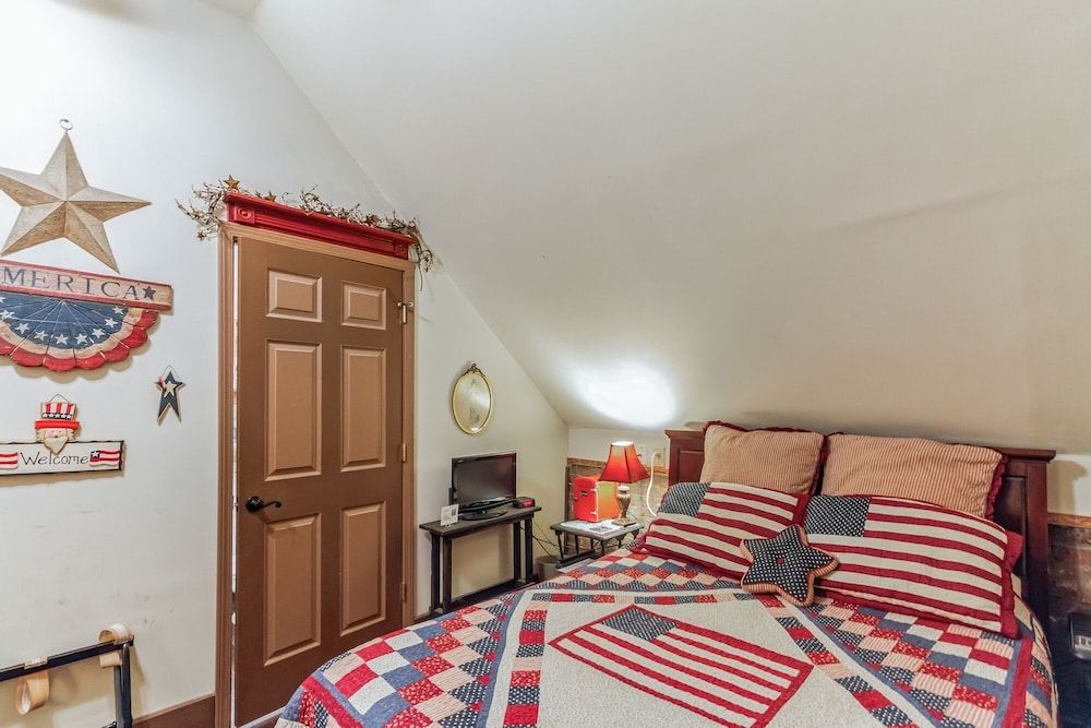 America Room 1 Bedroom by Main Street Bed & Breakfast Room, 1 Bedroom 2