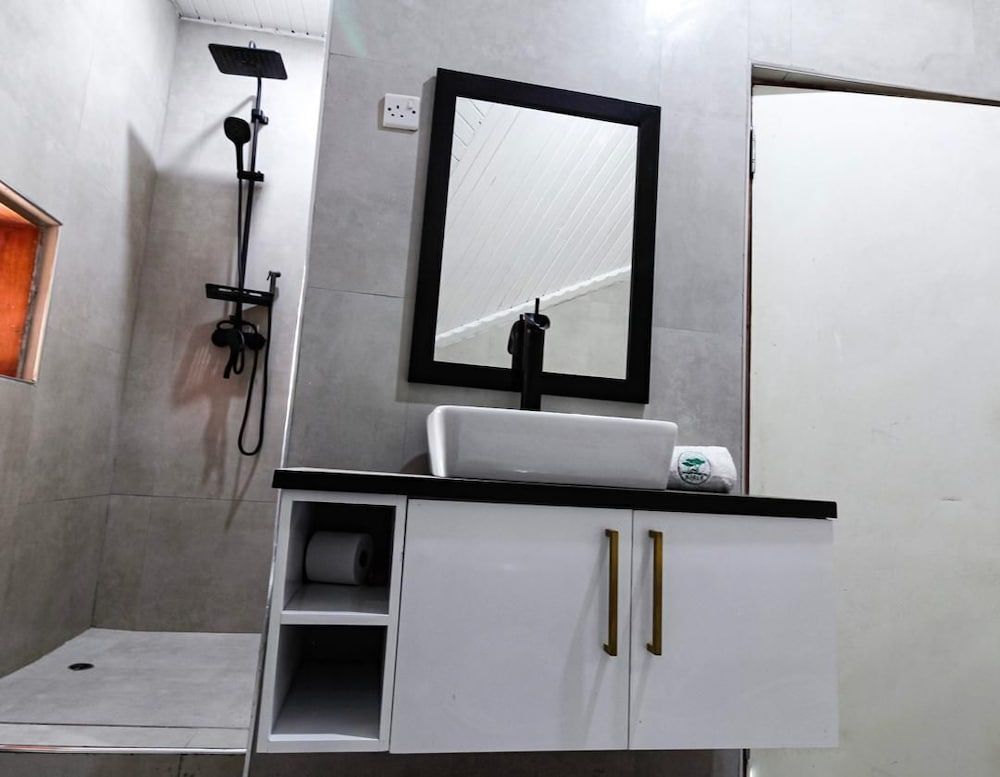 Njele Country Park Deluxe Room 6