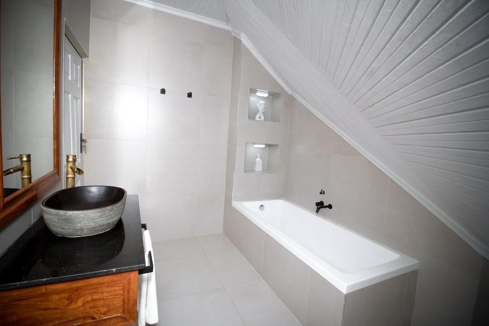 Njele Country Park Deluxe Room 5