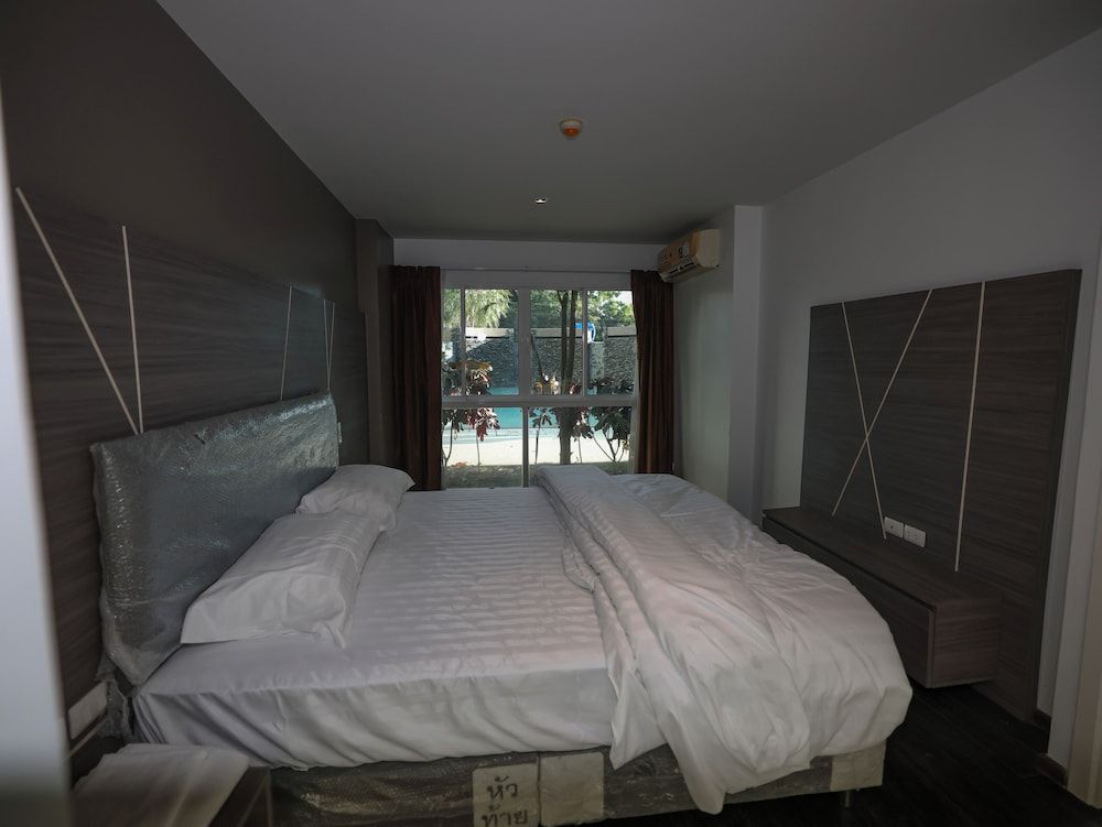 DWIJA HOTEL & SUITE Deluxe Suite, Patio, Pool View 3