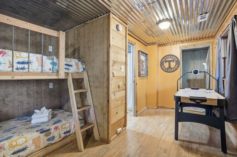 Creekbend 3 Bedroom Home Cabin, 3 Bedrooms 12