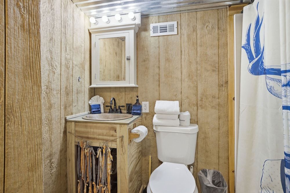 Creekbend 3 Bedroom Home Cabin, 3 Bedrooms 8