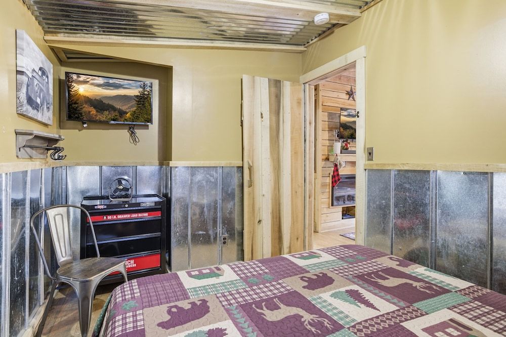 Creekbend 3 Bedroom Home Cabin, 3 Bedrooms 2