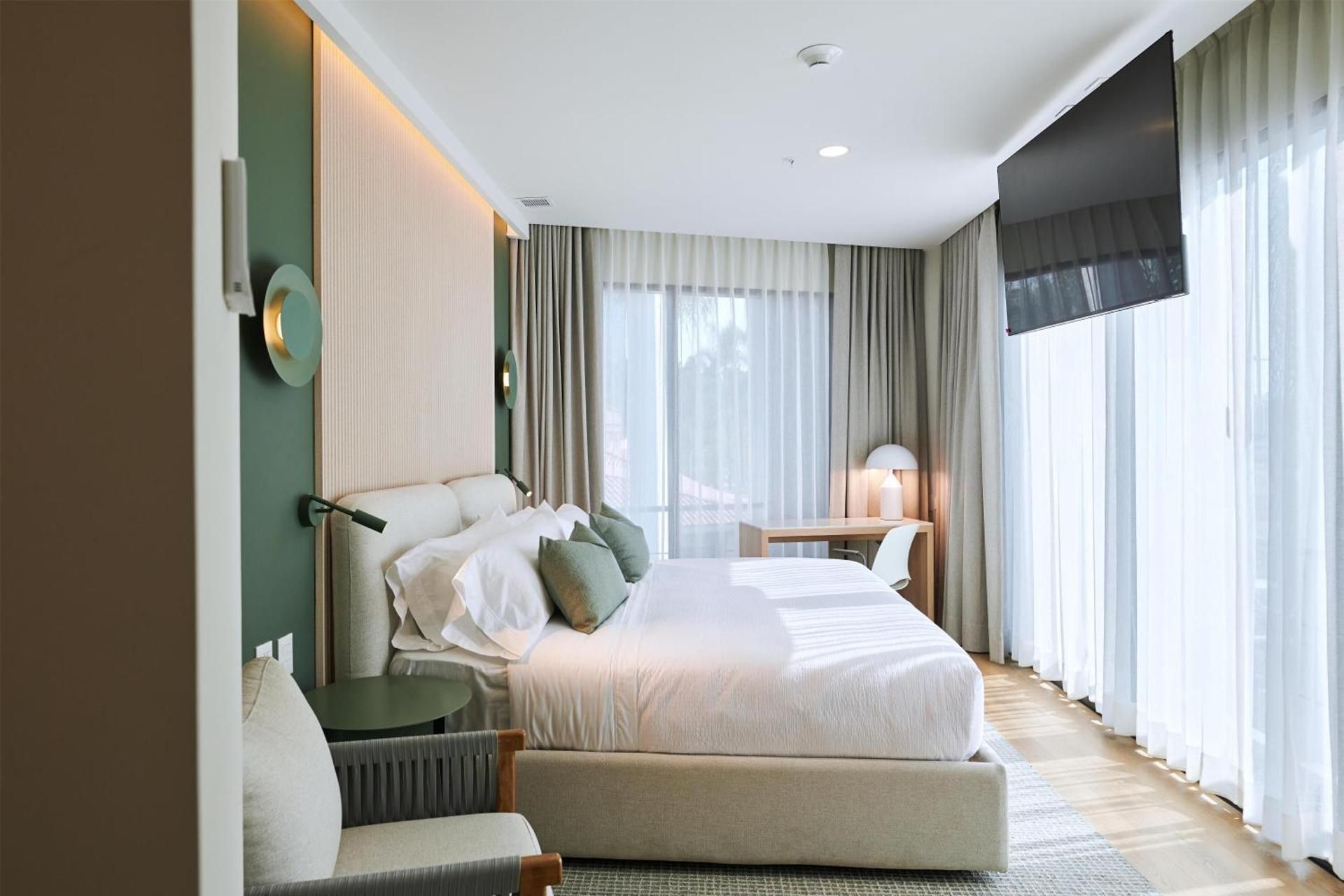 WorldHotels Acueducto Guadalajara Deluxe King Room - Non-Smoking 2