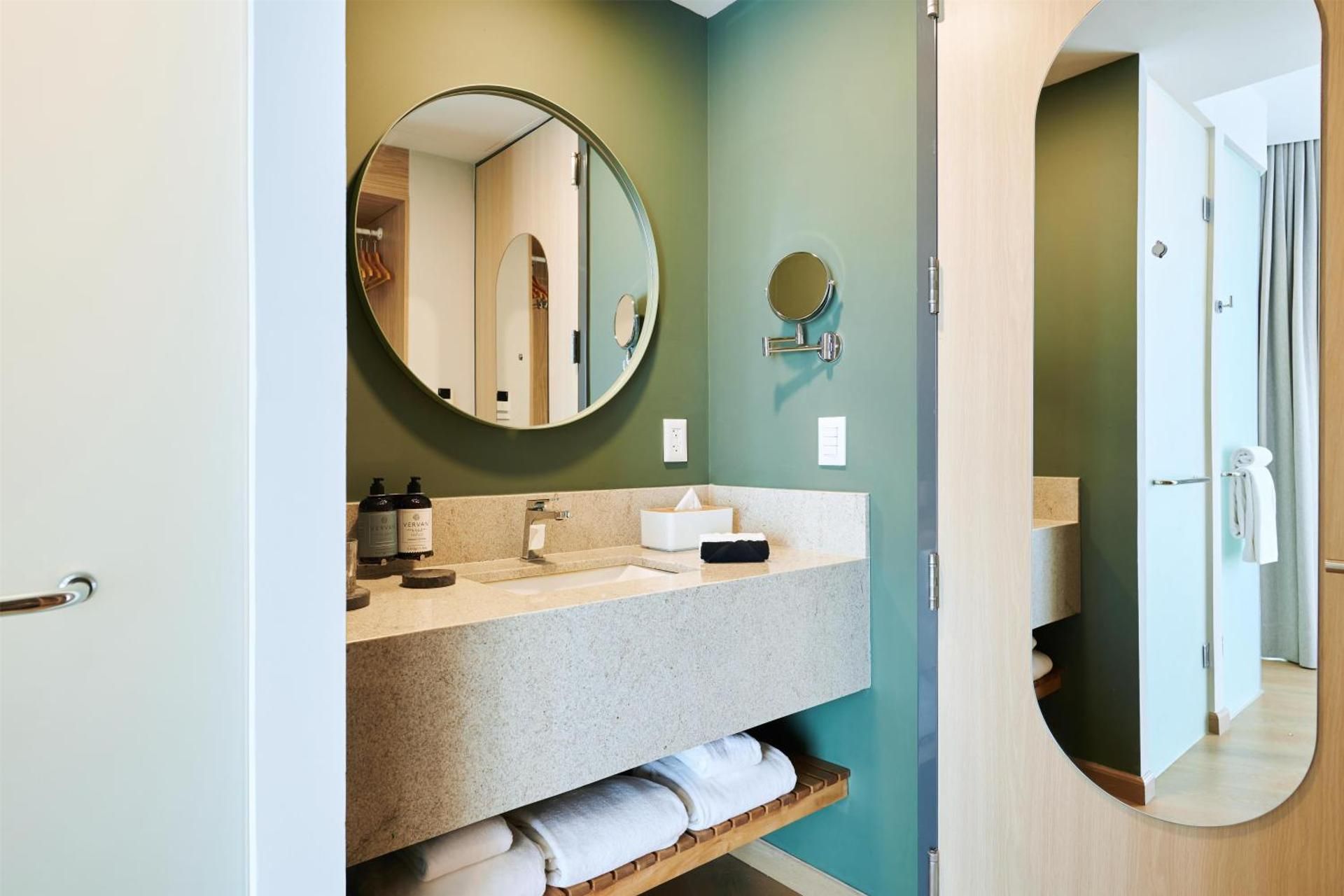 WorldHotels Acueducto Guadalajara Deluxe King Room - Non-Smoking 3