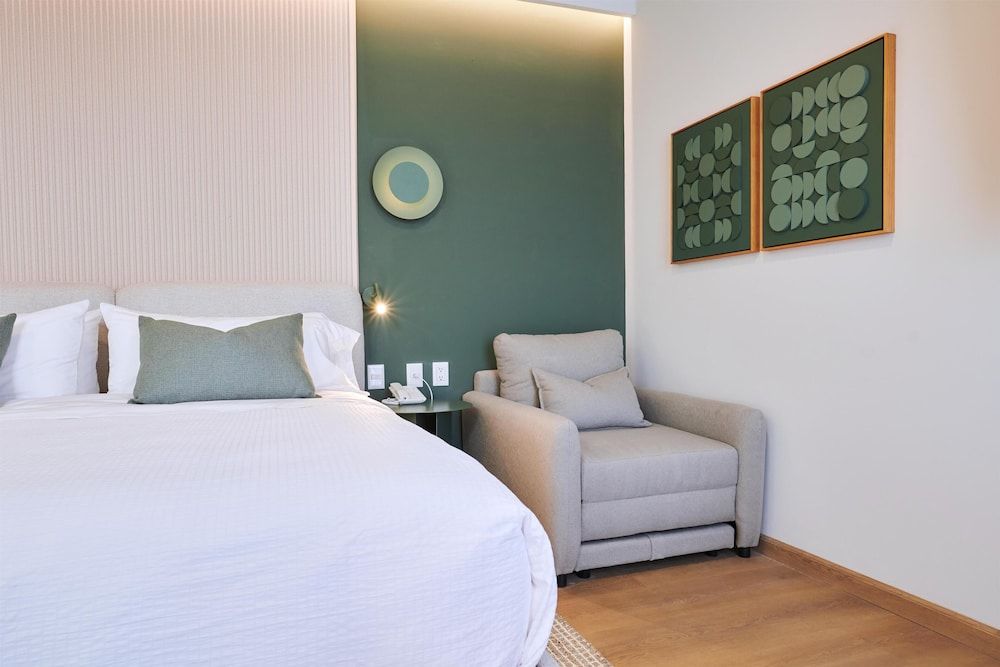 WorldHotels Acueducto Guadalajara Executive Room, 1 King Bed, Non Smoking (with Sofabed) 3