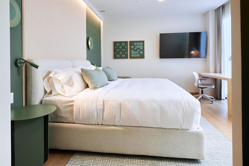 WorldHotels Acueducto Guadalajara Executive Room, 1 King Bed, Non Smoking (with Sofabed) 2