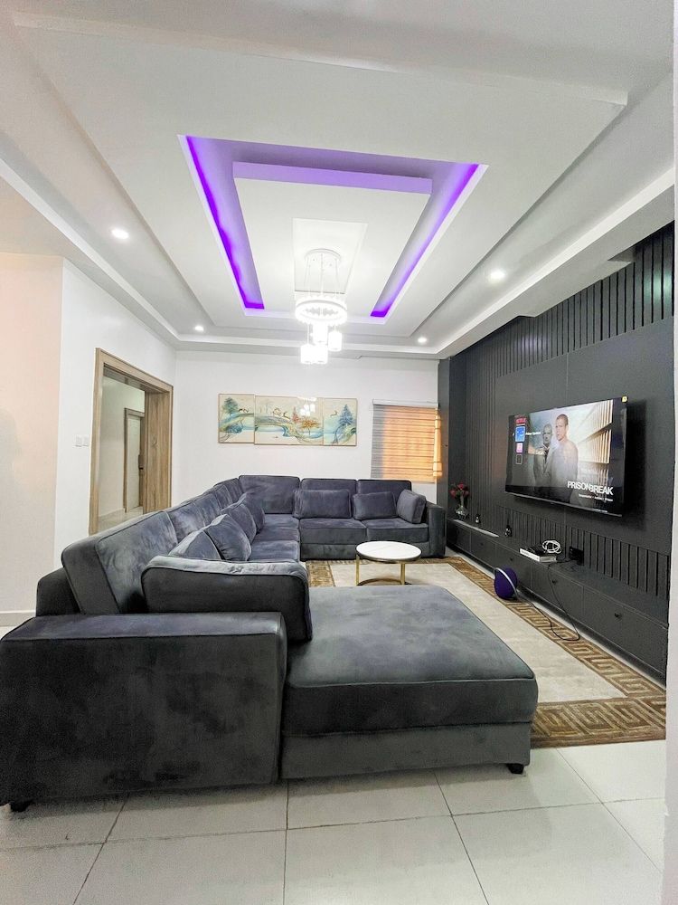 Luxurious 3BR Apartment 247 Power City Views