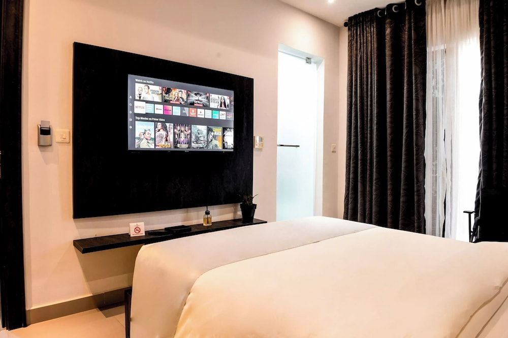 The Cove Apartments Deluxe Room 6