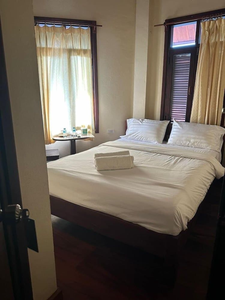 Tingkham Guesthouse Deluxe Room