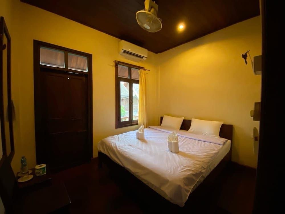 Tingkham Guesthouse Deluxe Double Room 5