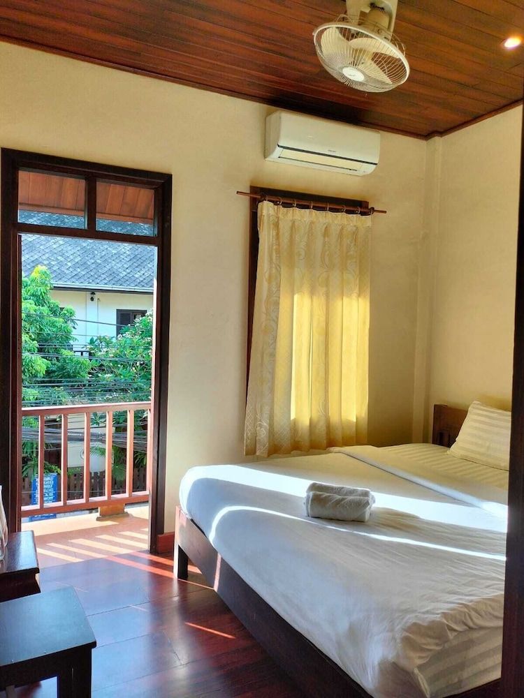 Tingkham Guesthouse Deluxe Double Room