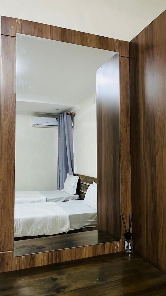 ROYAL CROWN HOTEL Deluxe Twin Room, Balcony, City View 4