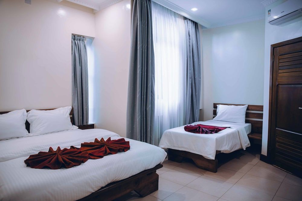 ROYAL CROWN HOTEL Family Double Room, Balcony, City View