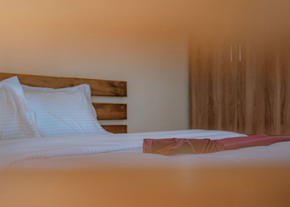 ROYAL CROWN HOTEL Family Double Room, Balcony, City View 7