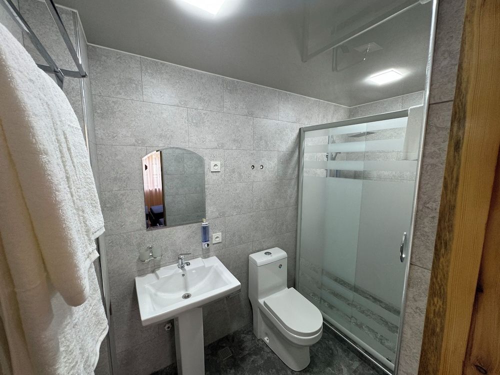 Shakuri guest house Classic Triple Room, Courtyard View 3