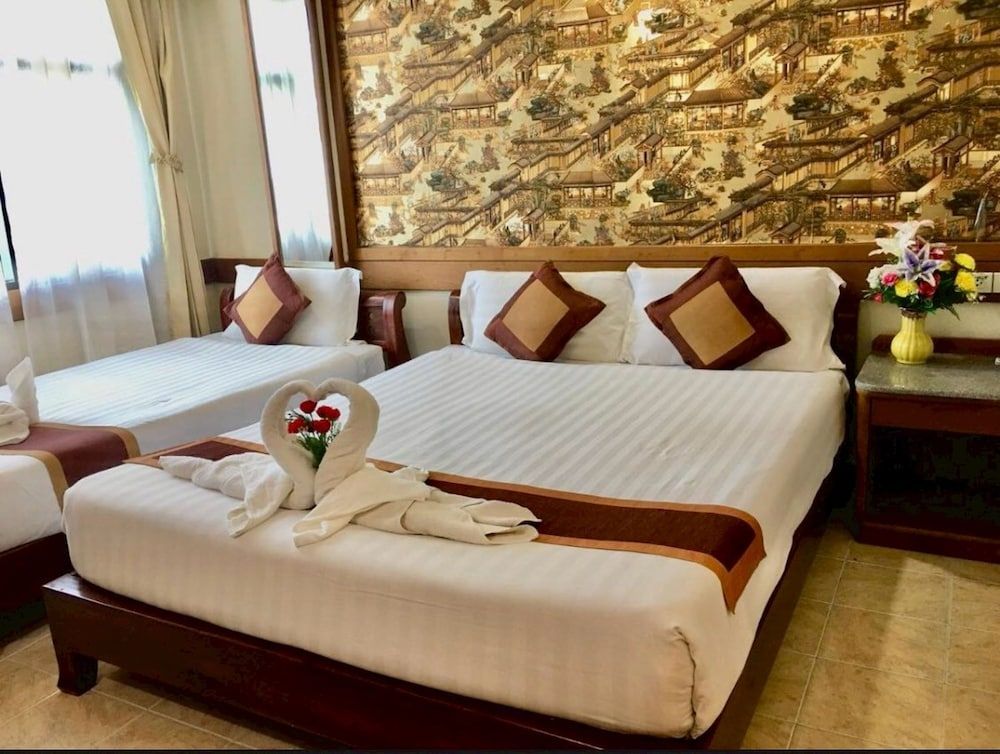 Palette Walking Street Pattaya Deluxe Triple Room