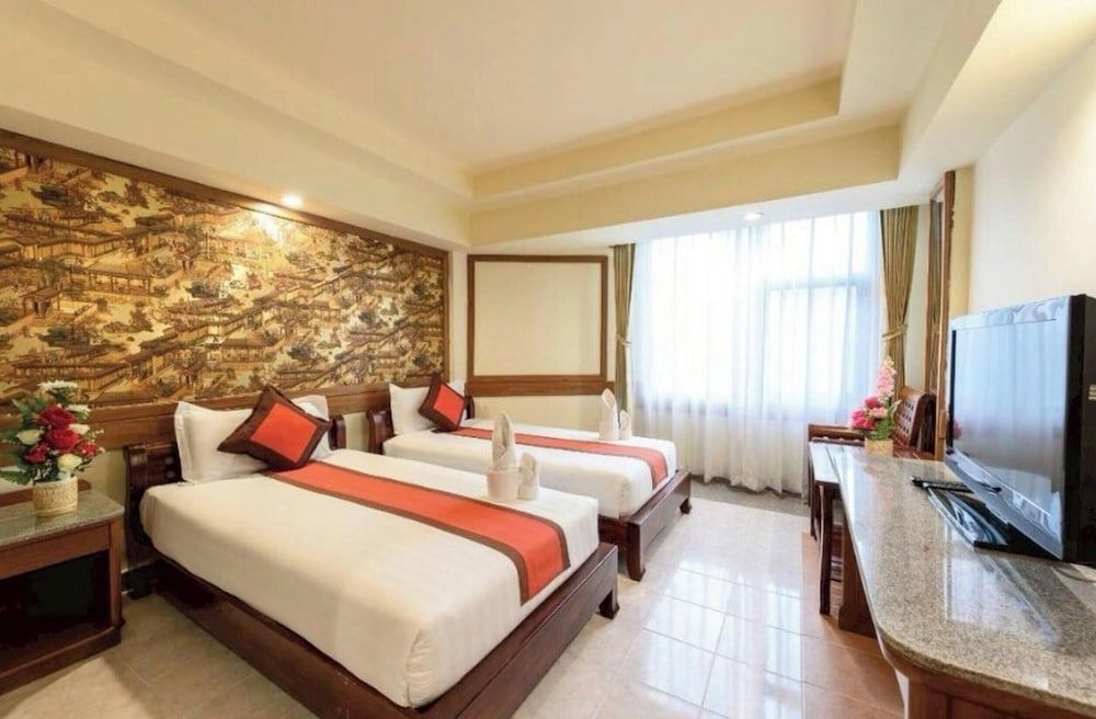 Palette Walking Street Pattaya Deluxe Triple Room 2