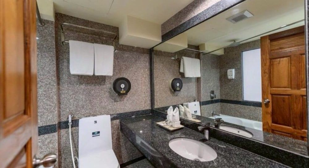 Palette Walking Street Pattaya Deluxe Triple Room 4