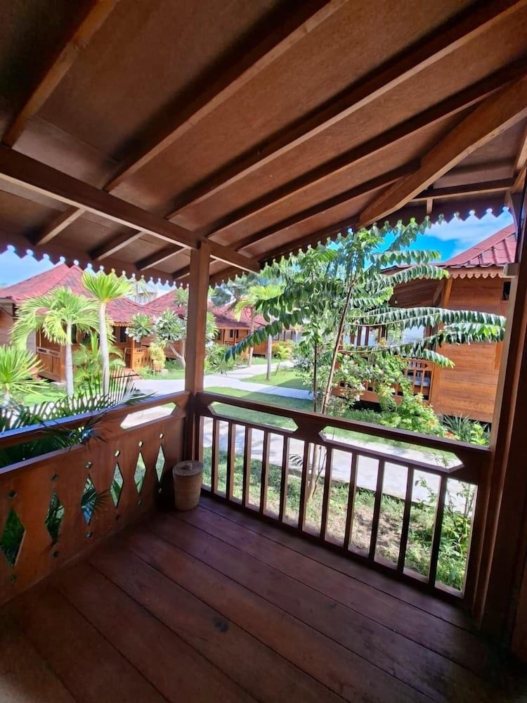 Westwood Bungalow Deluxe Twin Room, Garden View 10