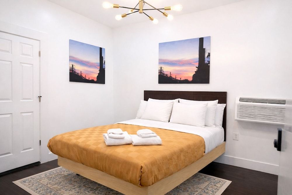 West Philadelphia Modern Hotel & Suites The Liberty Bell 1 - 205