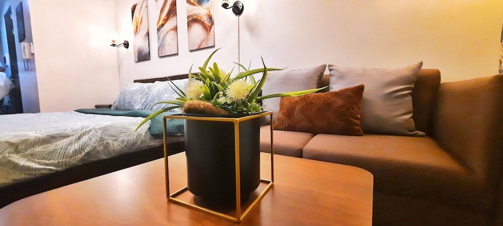 Air Residences-Modern studio w/ City skyline view Panoramic Condo, 1 Queen Bed, Balcony, Partial Sea View 19